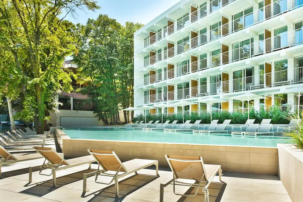 ibis Styles Golden Sands Roomer Hotel