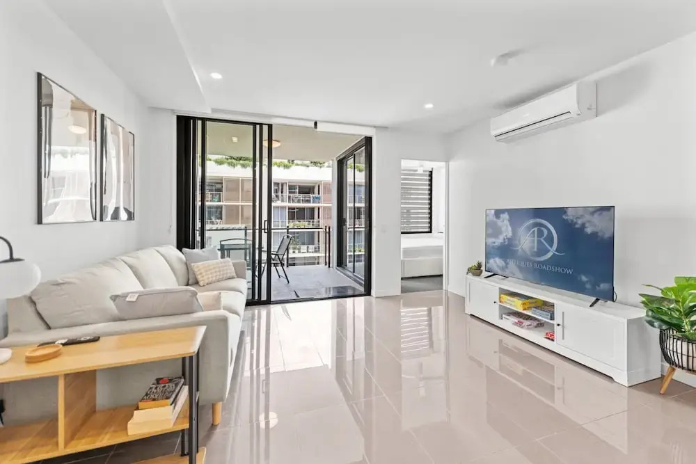 Stylish West End Stay With Rooftop Pool & BBQ