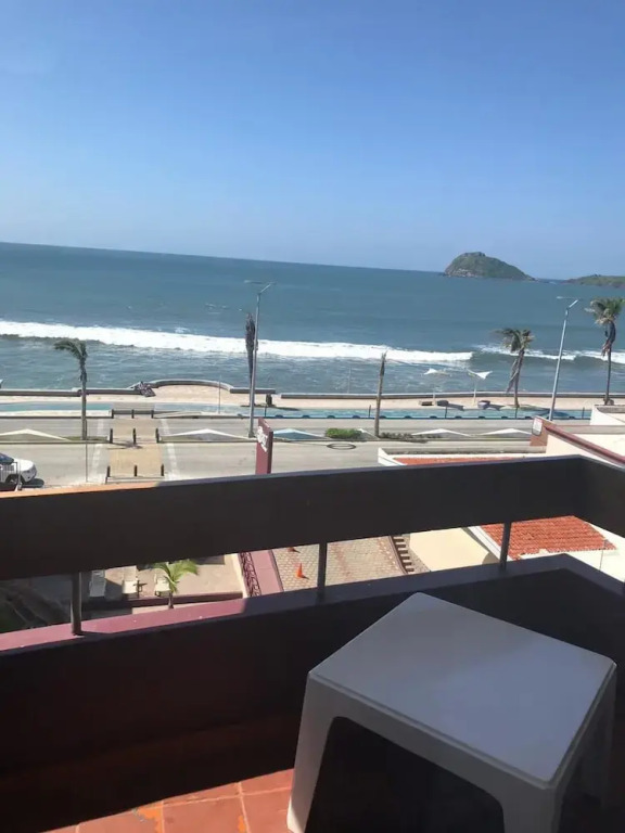 Del Real Hotel & Suites