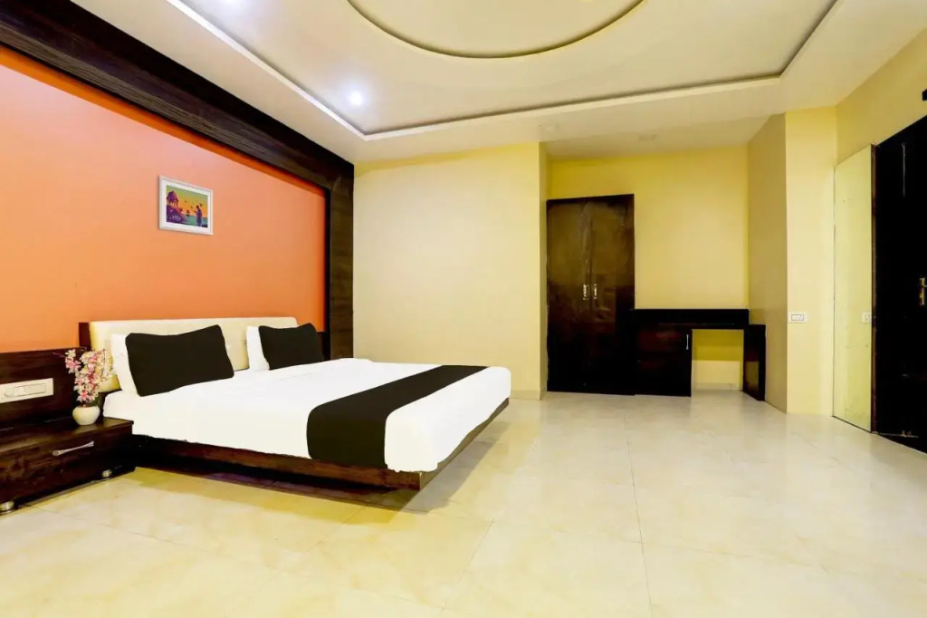 OYO 27960 Hotel Divya Sai Palace