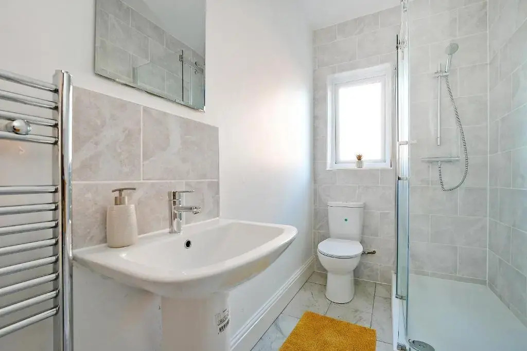 Spacious 4BR, Parking, Near Centre, Accommodates 7