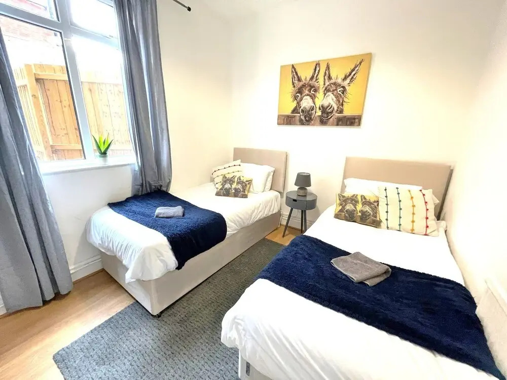 Spacious 2-bed Apartment With Hot tub and Parking