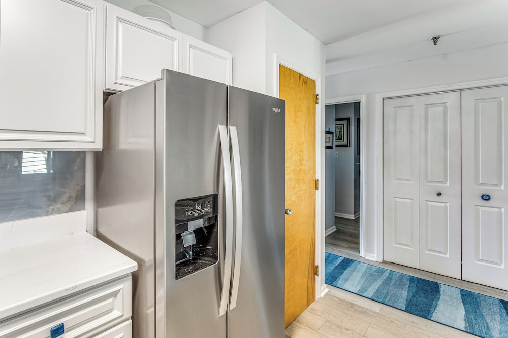Oak Island Beachfront Condo w/ Community Pool