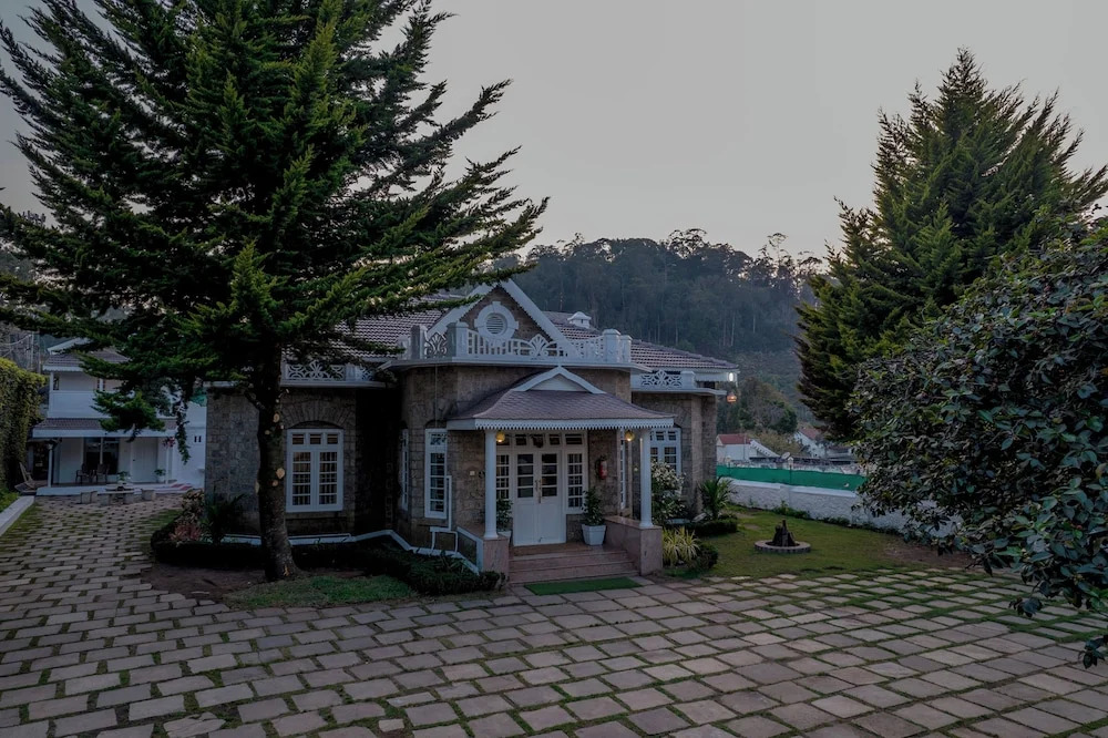 Savithri  Bungalow By XploreIndo
