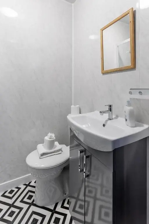 City Centre Studio 6 with Kitchenette, Free Wifi and Smart TV by Yoko Property