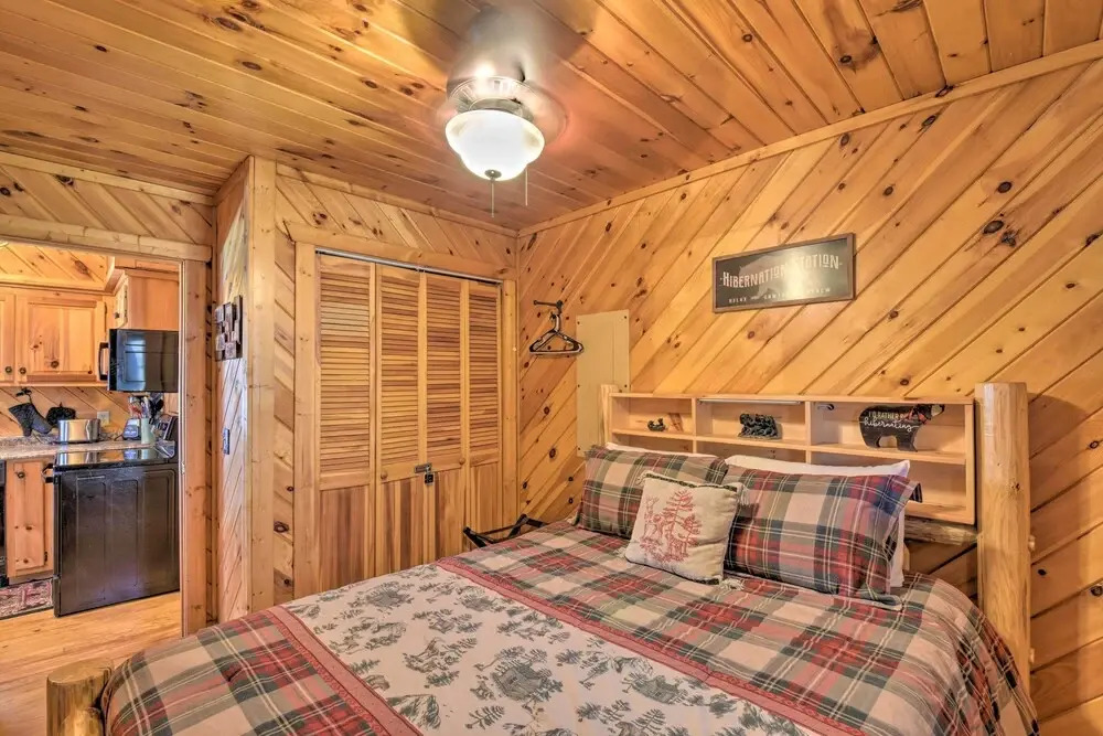 Helen Cabin w/ Deck & Hot Tub < 1/2 Mi to Main St