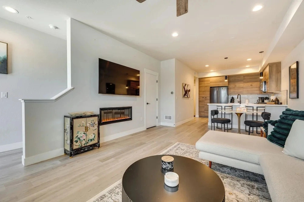 Sleek, Modern Denver Area Gem in Planned Community