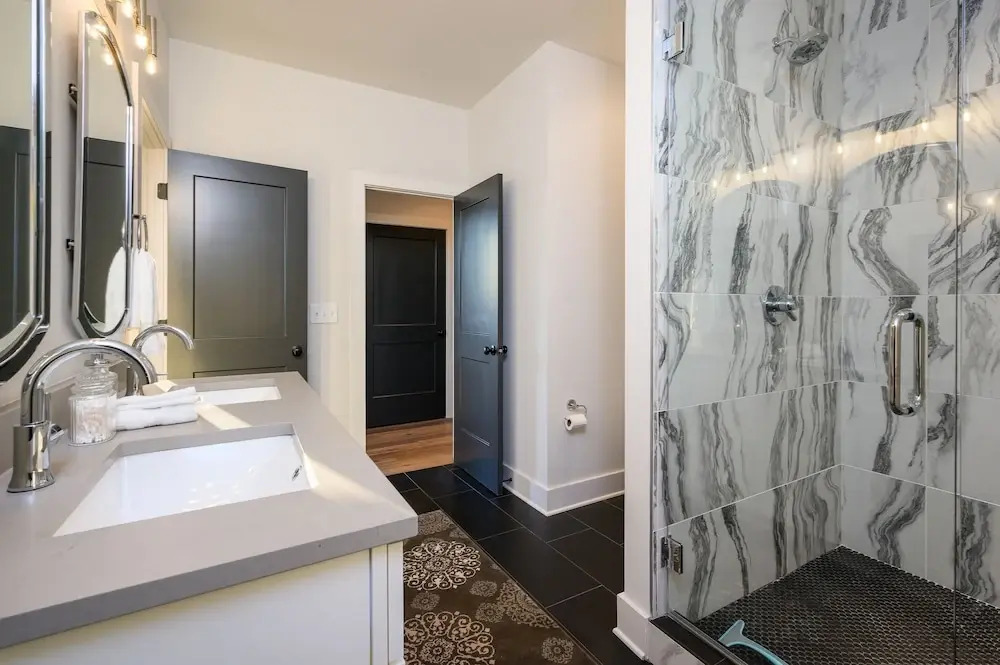 New Listing! Luxe New-build W/ Rooftop Lounge 3 Bedroom Townhouse
