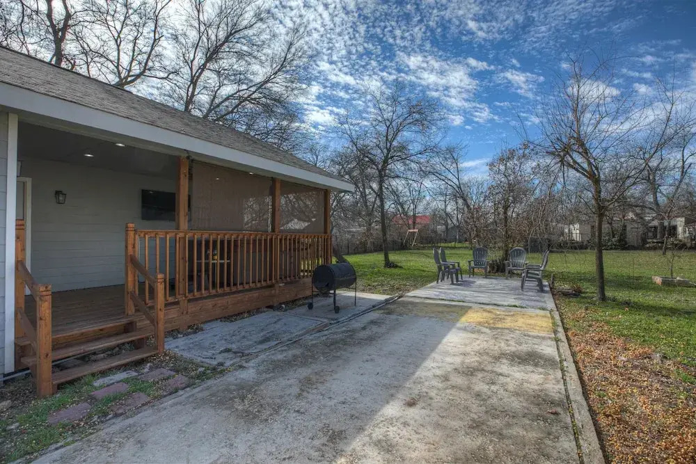 Luxury Home 1 Block To Main W/hot-tub