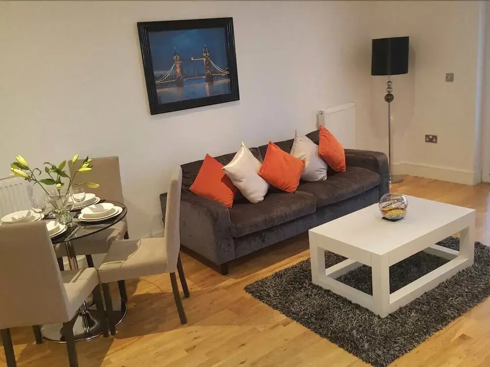 2 Bedroom Apartment on the River Thames