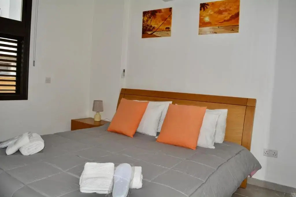 Queens Gardens - Kato Paphos - next to Kings Ave Mall --- by Yiota