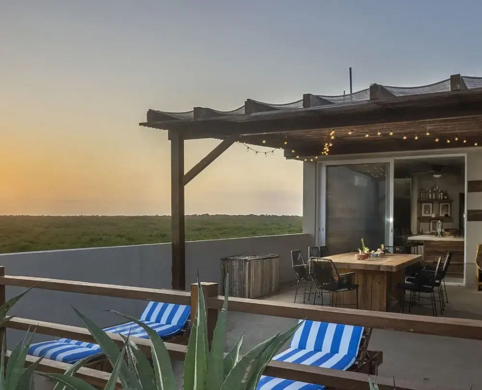 Enchanting 4 Bedroom PH With Beach Front