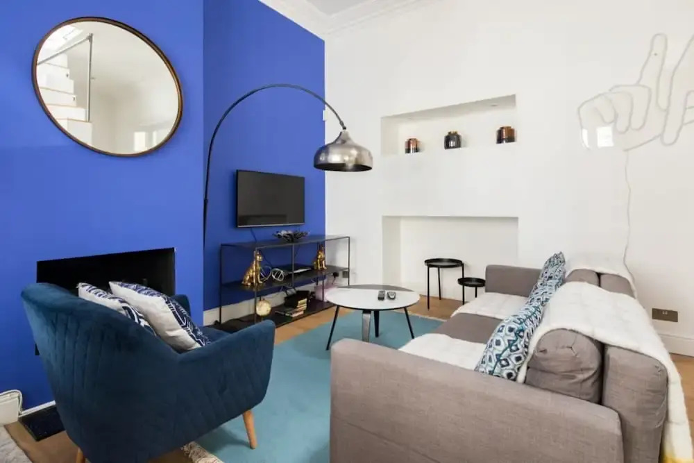 The Queensway Retreat - Modern & Bright 2bdr Home