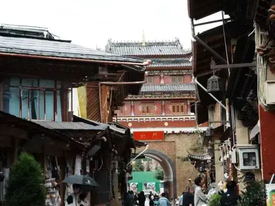 Shangri-La Qinghuan Scenic Homestay (Dukezong Ancient City Dafosi Prayer Wheel)