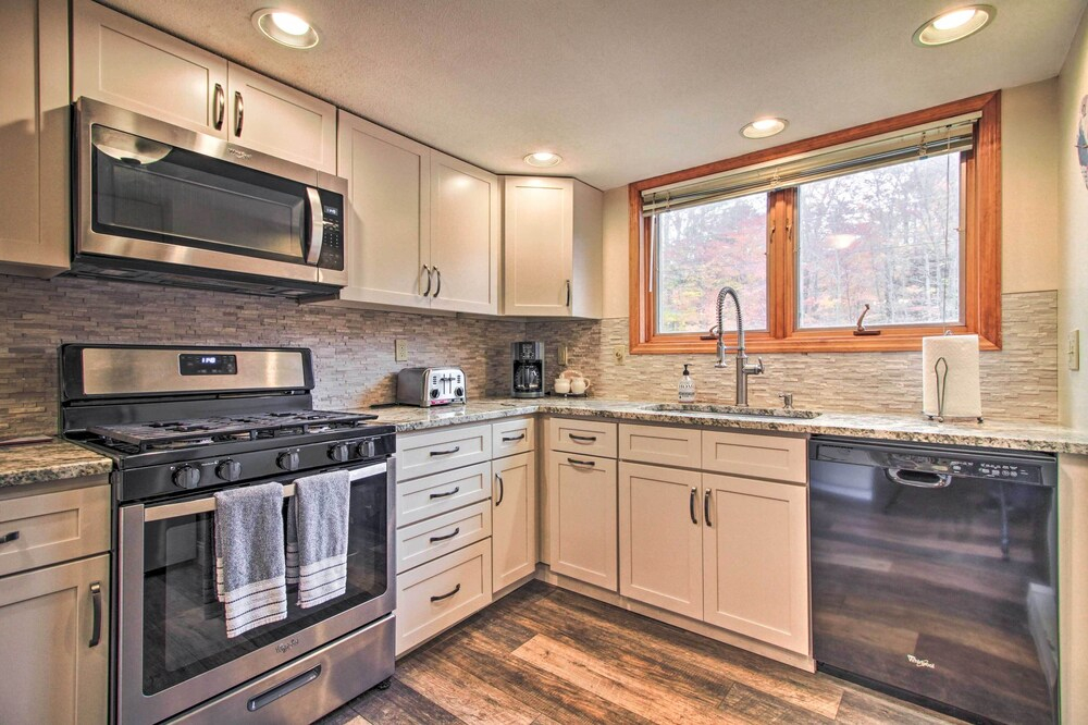2-story Townhouse - 1 Mi to Killington Ski Area!