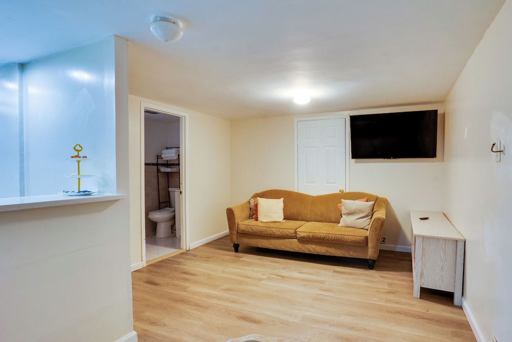 1 Mi to UBS Arena! Pet-friendly Elmont Apartment