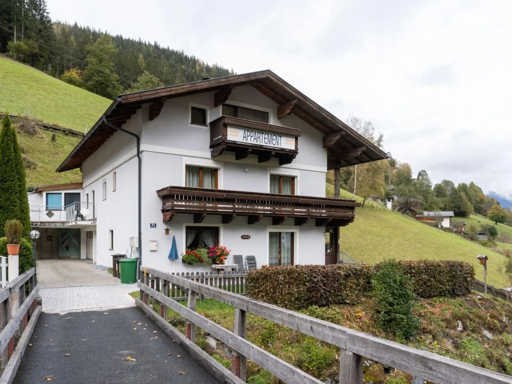 Cozy Holiday Apartment in Zell am See With a Balcony Near the ski Area