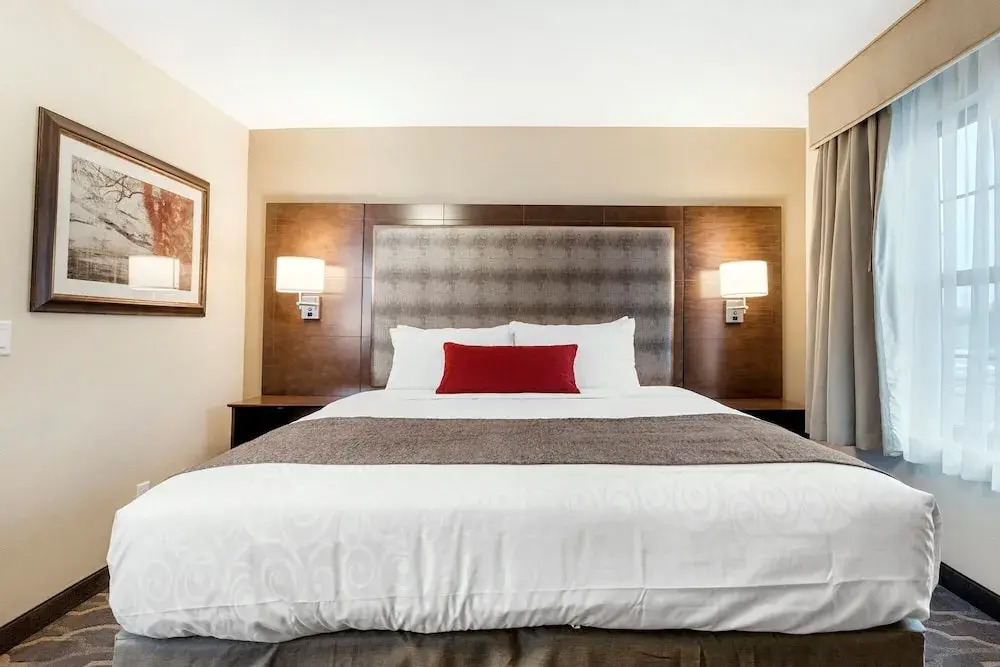 Best Western Plus Grand Castle Inn & Suites