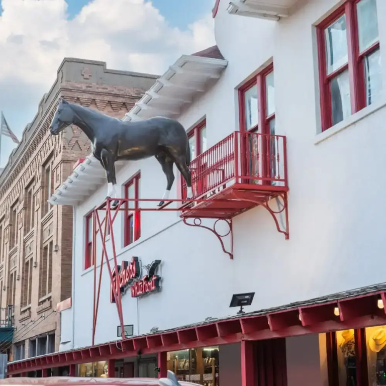 Stockyards- 4min Pet Friendly 3BR Luxe Gem