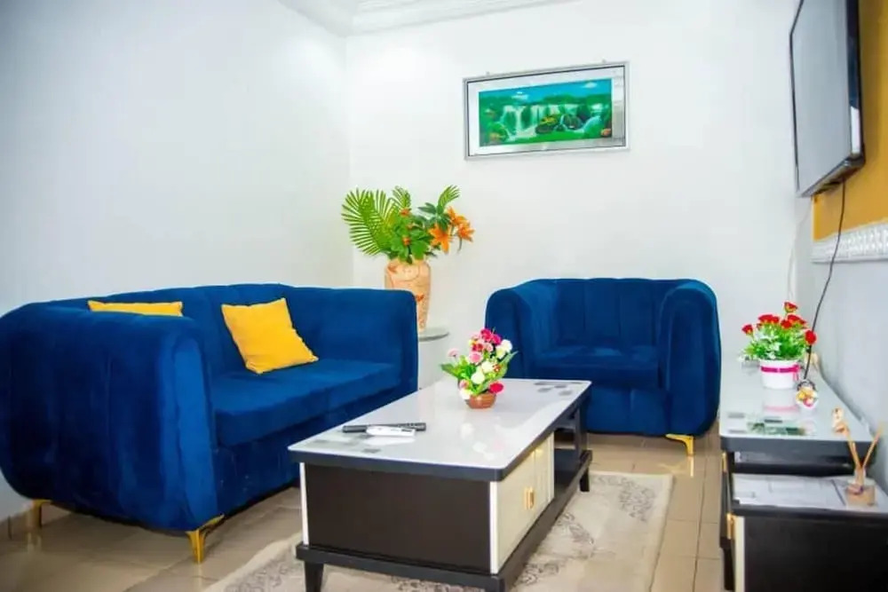 2 Bed Apt Sleeps 5 - Wifi, Parking, Balcony
