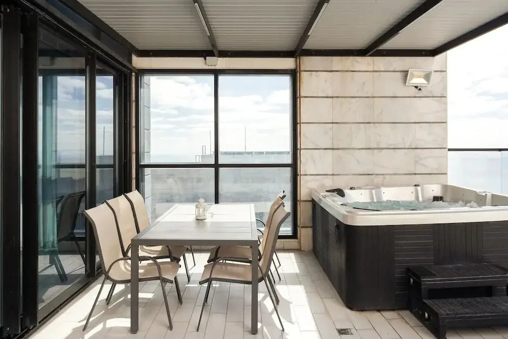 Luxury Penthouse on High Floor with Hot Tub
