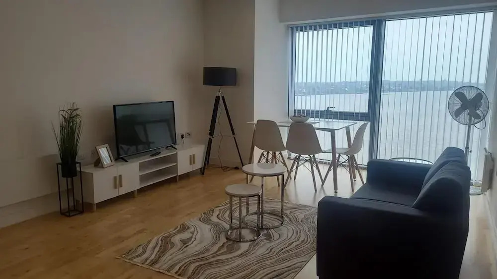 Apartmentsleeps5-city-tv-wifi-seaview