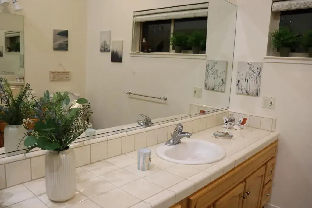 Cozy Getaway with Ocean View and Private Entrance!