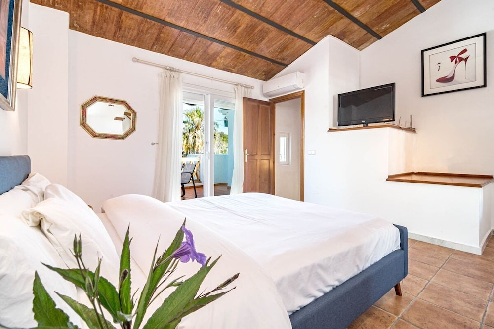PG9 - Andalucian 3-story Townhouse Near Estepona
