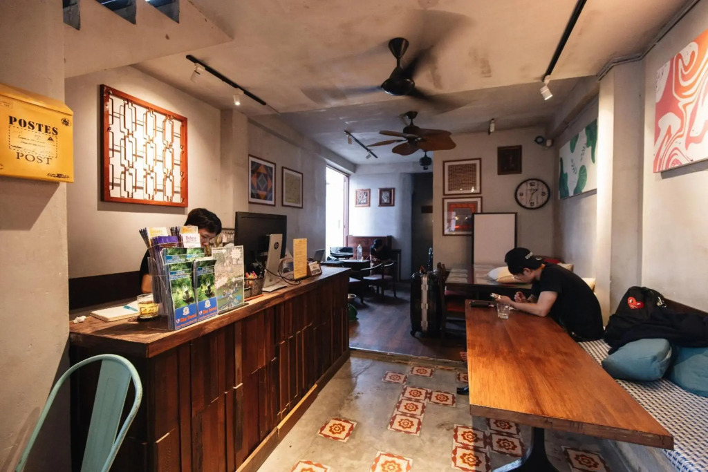 9 Hostel and Bar