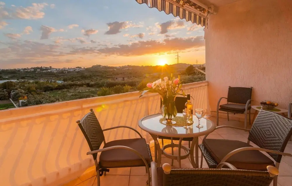 Six-Bedroom Holiday Home In Zrnovnica
