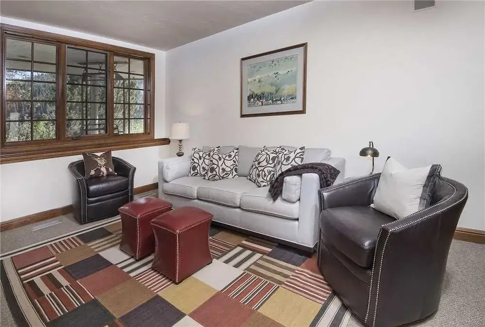 Holden Road Residence 5 Bedrooms 6 Bathrooms Condo