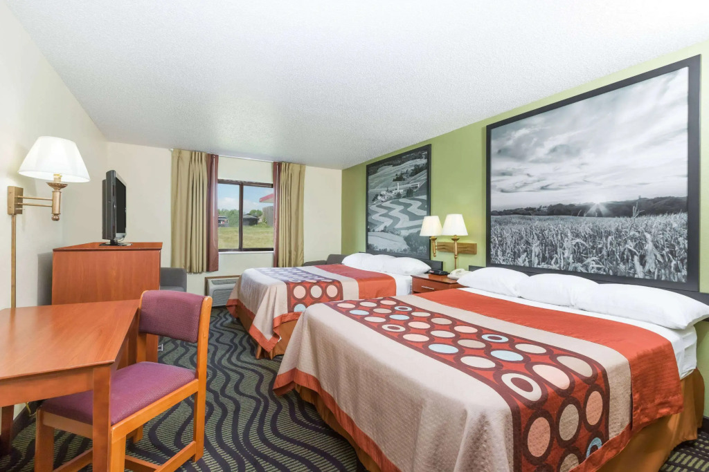 Super 8 by Wyndham Newton