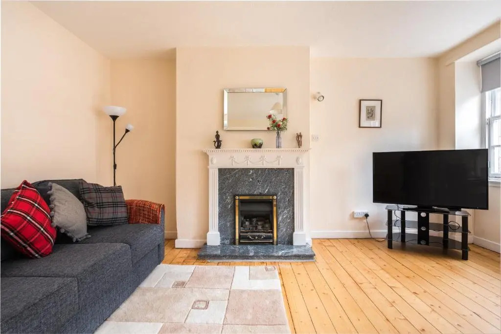 Sunny & spacious Royal Mile apt dating from 1677