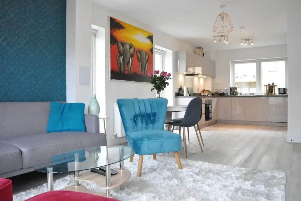 Modern 2 Bedroom East London Apartment With Balcony