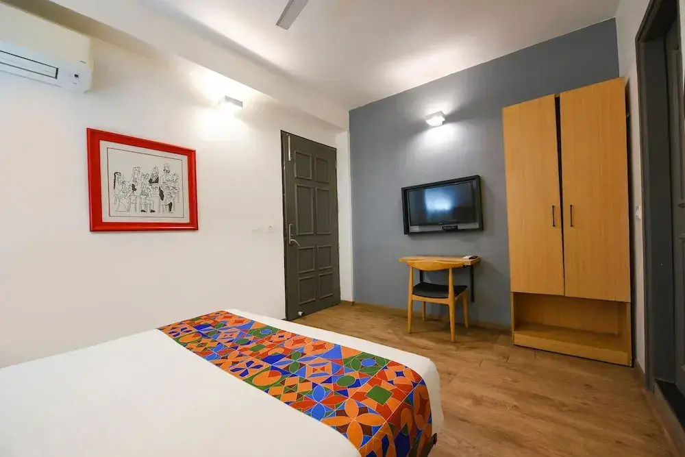 Fabhotel Crown Inn