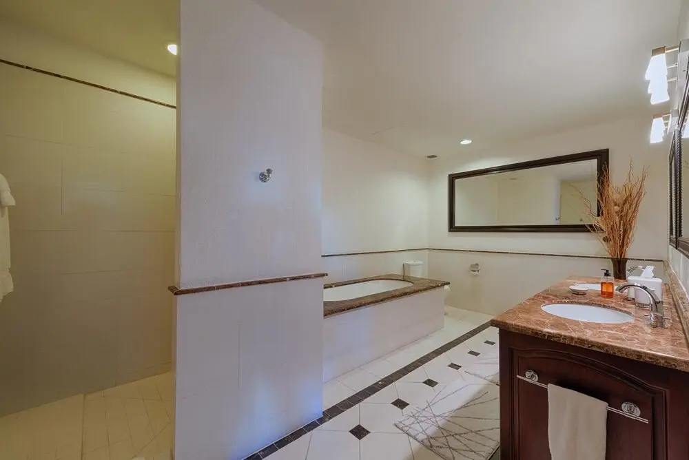 Porto Cupecoy Dream, Walk to Shops, Restaurants Beaches, Communal Pool, Free Wifi, AC