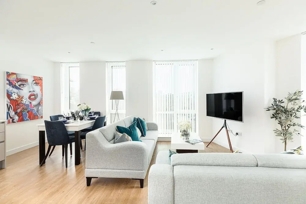 Price & Weeks - Winchester Suite (with Parking)