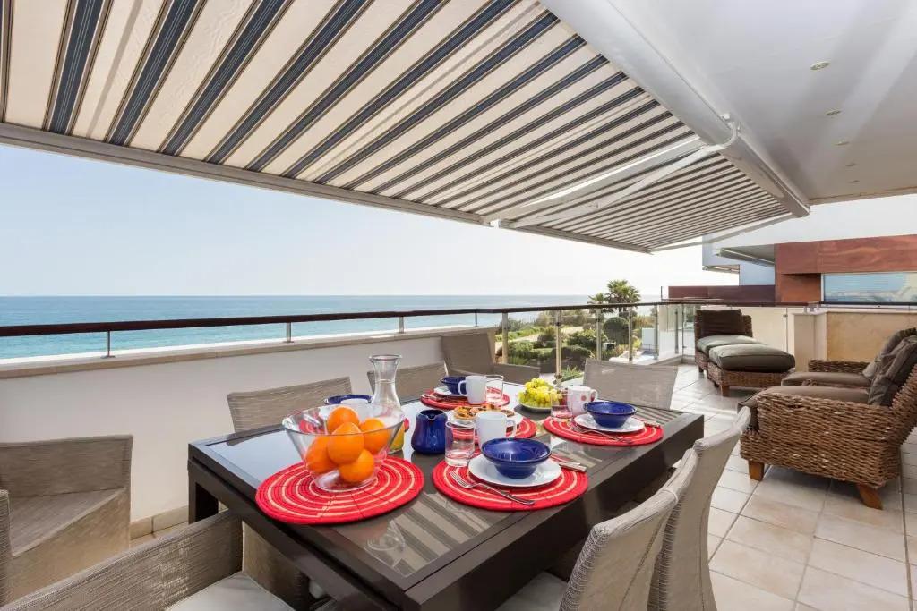CoolHouses Algarve Luz, Ocean front 4 Bed house w/ pool, Casa da Pipa