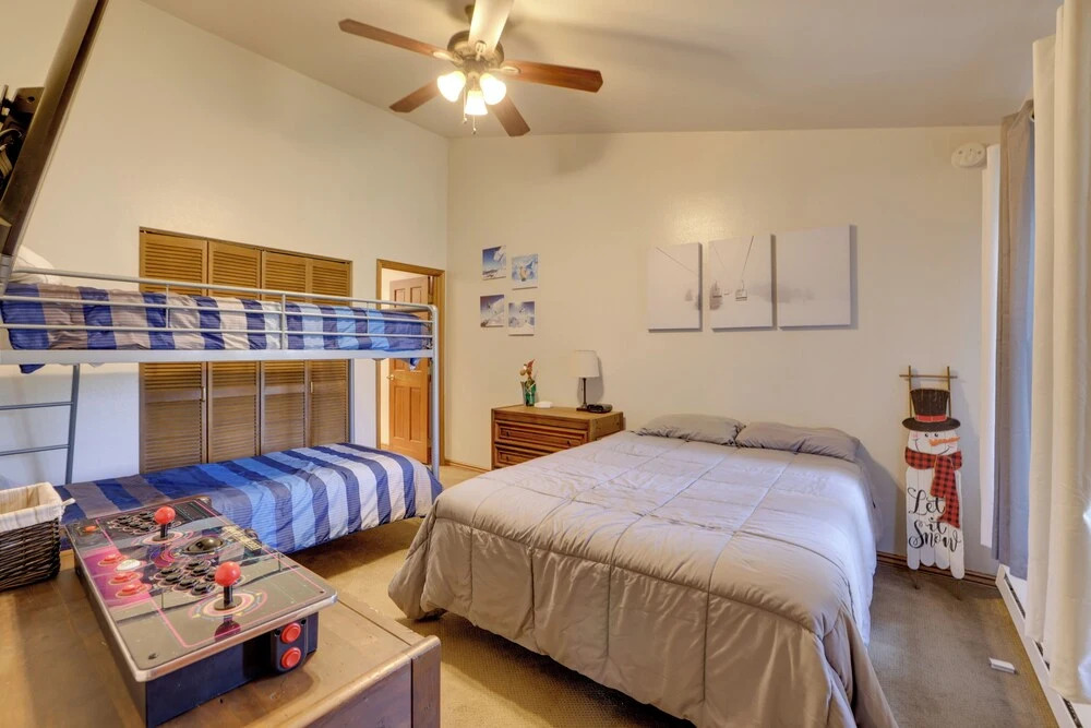 Ski-in/ski-out Brian Head Condo w/ Pool Access!