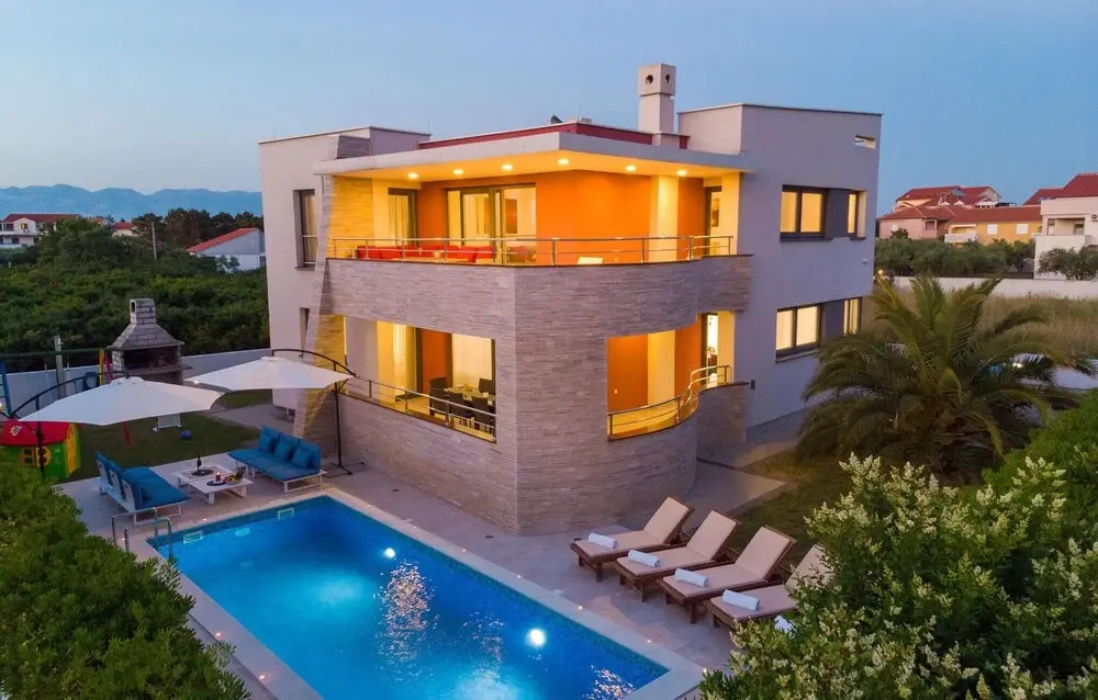 Beautiful Home in Zaton With Wifi and 6 Bedrooms