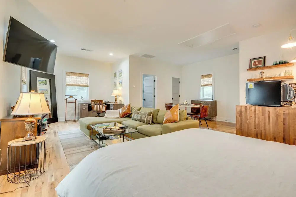 Couples Getaway Near Dtwn ATL & Mercedes-benz!