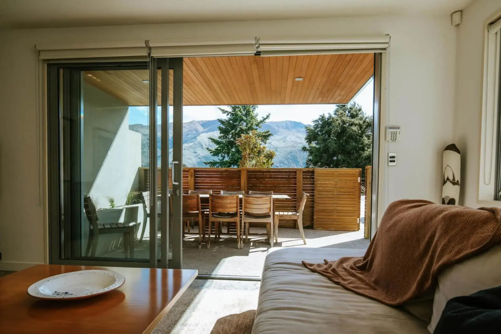 Lakeside Road - Sleeps 8 - Lake Views - Lake Front