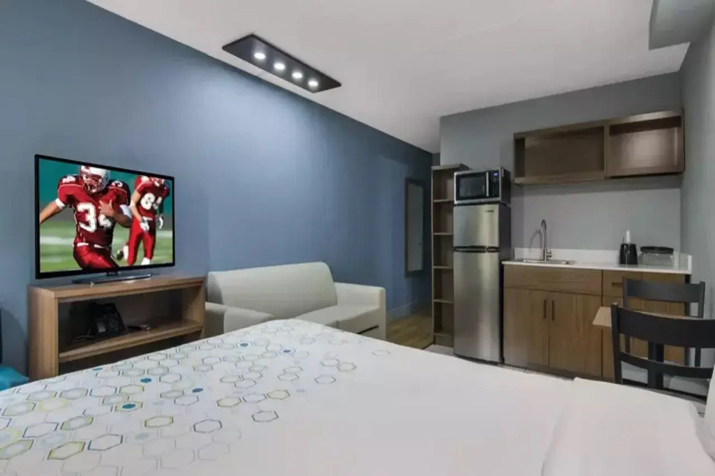 HomeTowne Studios by Red Roof and Conference Center Chicago - N Aurora Naperville