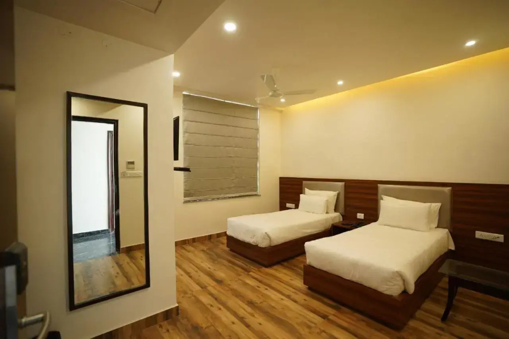 Hotel Regal By Rhytham