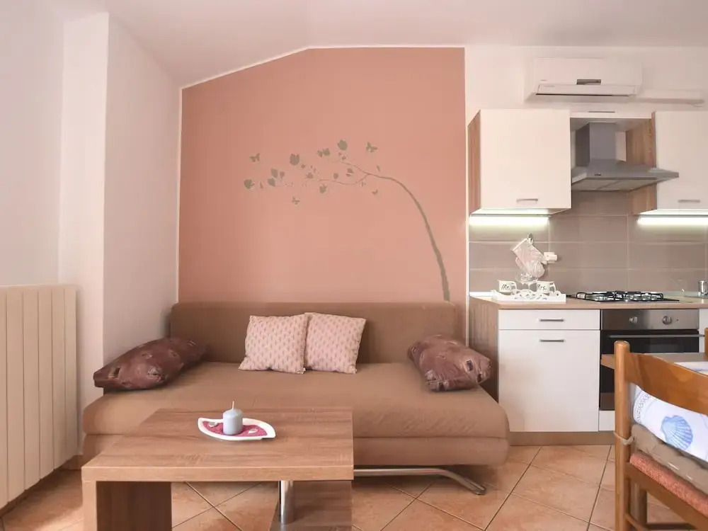 Apartment Only 100m From the Beach With a Barbecue Area and Fenced Garden, Wifi