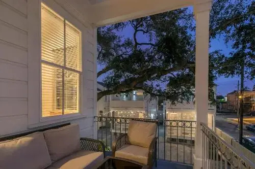 3BR Loft on Carondelet by Hosteeva