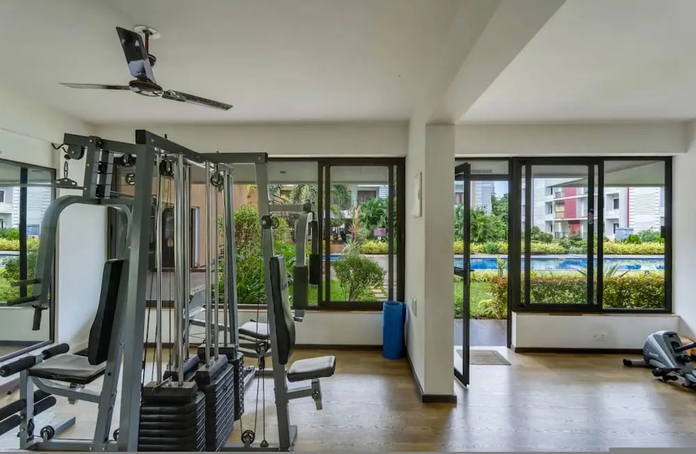 Luxe 1bhk w Pool Sauna 1km to the Beach
