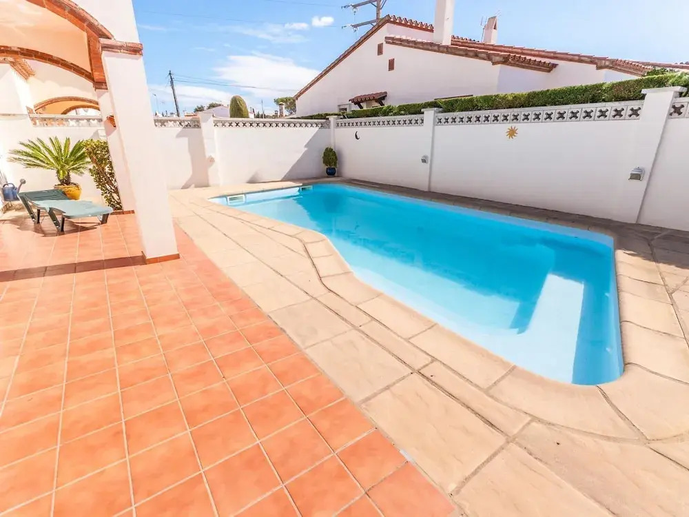 Cosy Holiday Home L'escala With Swimming Pool
