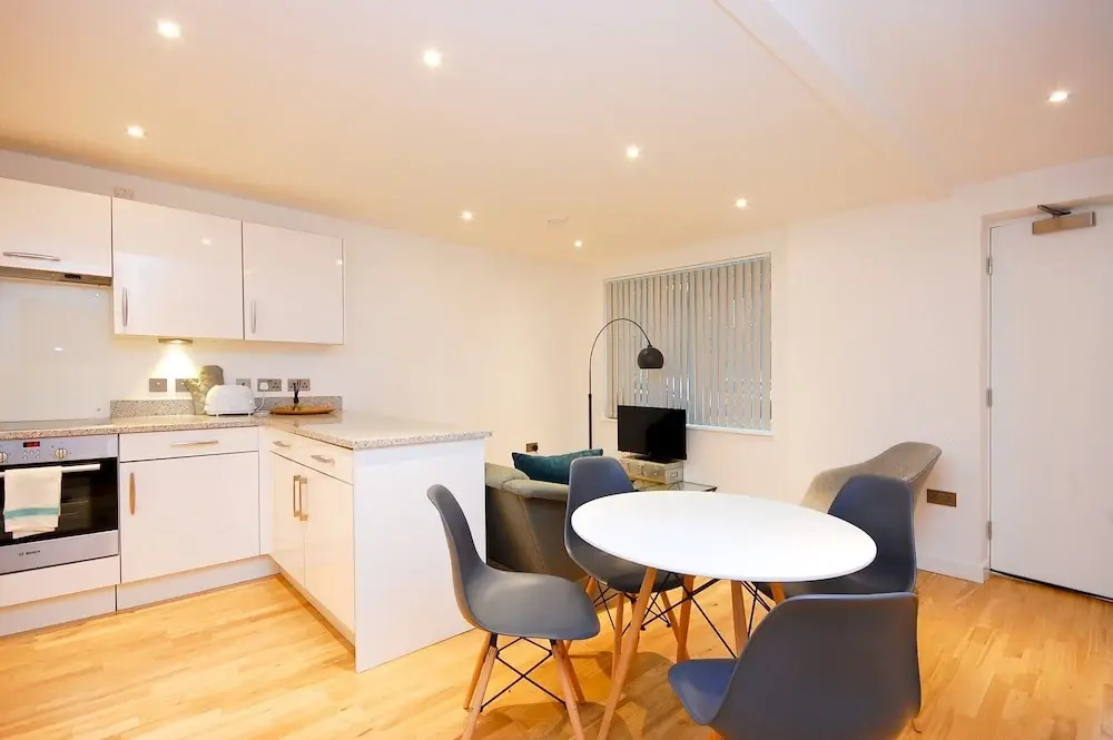 Bright Godfrey Place Nest - HEN21