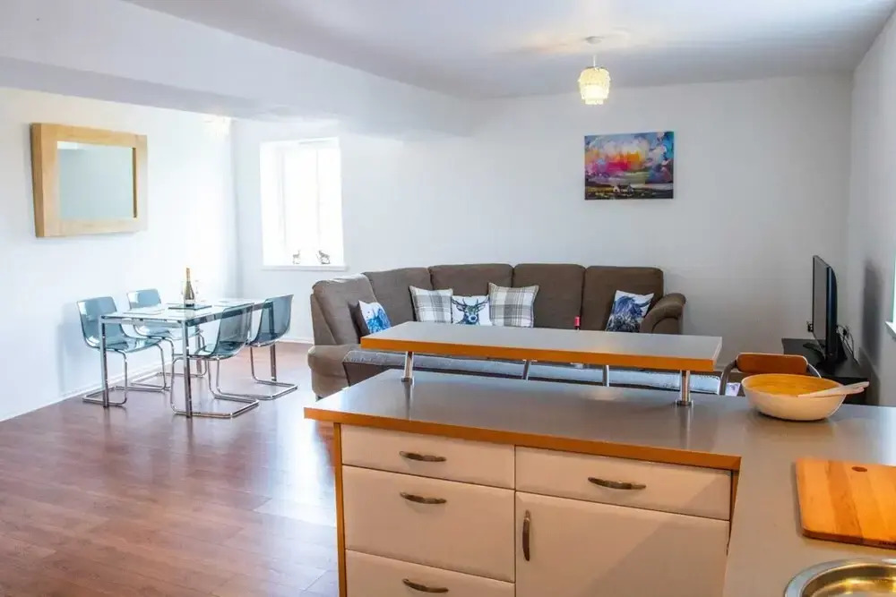 Spacious Flat In Converted Sugar Store